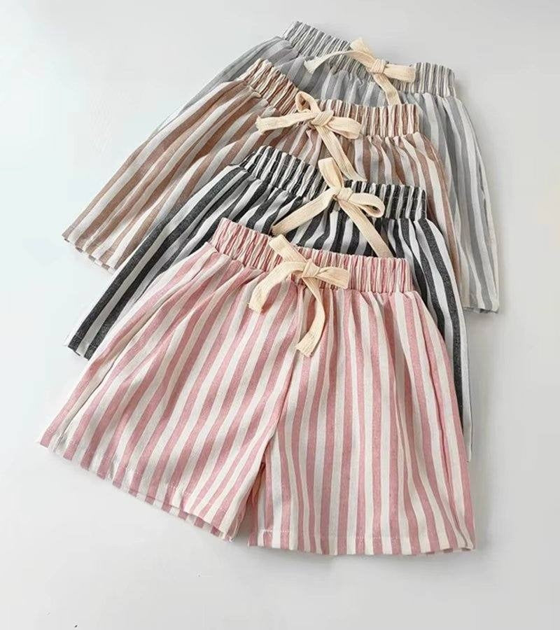 זמן קיץ 2025 – מכנסי פסים, חולצות טי שירט וסנדלים סטייל בירקנשטוק לילדים!