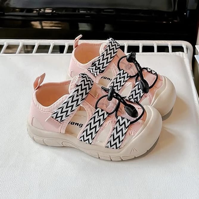 זמן קיץ עם סנדלים אורתופדיים – גמישים, קלים ומושלמים לצעד הראשון!