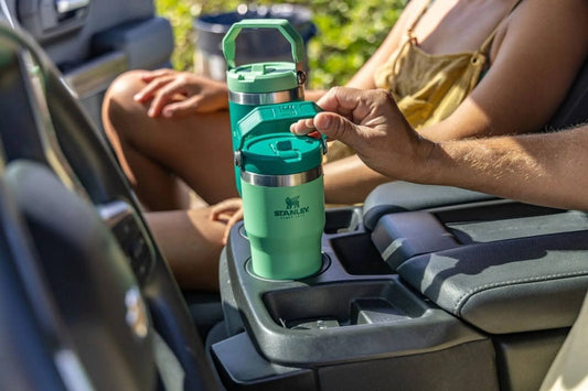 זמן לינק בזק: כוסות STANLEY 890ml עם לוגו רשמי וקש מובנה – הזמנה עכשיו!