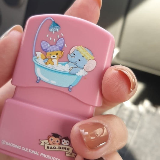 חוזרים ללימודים 2025 עם הדוד – חותמת שם + מדבקות לשמירה על כל הבגדים!