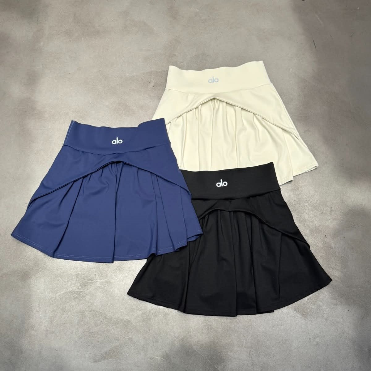 התחדשי עם חצאית ALO 2025 – משלוח מהיר ומעקב בזמן אמת דרך הצ'אט באתר!