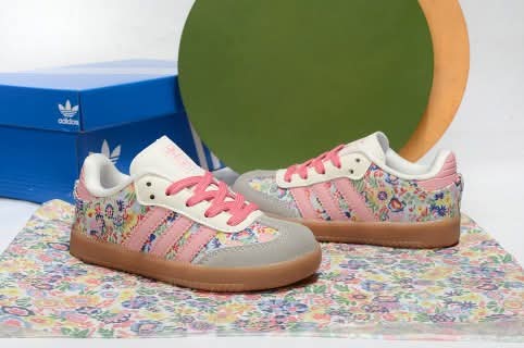 נעלי ילדים אדידס עם דמויות צעצוע של סיפור