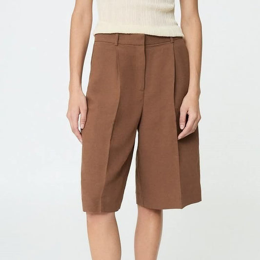 חליפת ז'קט מכופתר עם חגורה ומכנסיים קצרים לנשים – בסגנון זארה