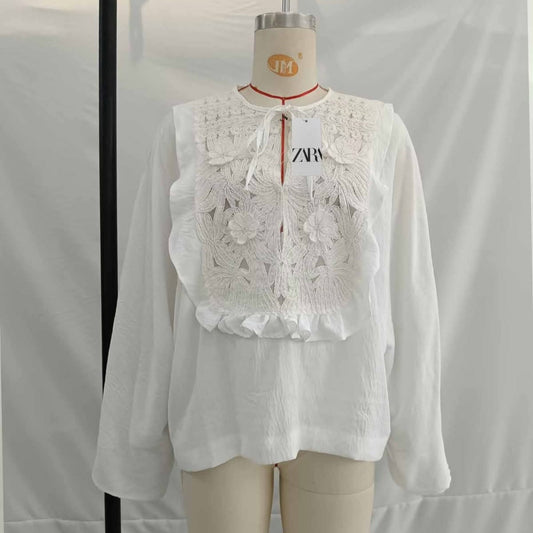 חולצת נשים לוס תחרה משולבת עם שרוך – אופנה 2025