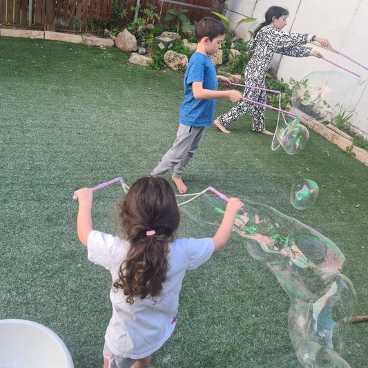 משחקי בועות סבון מושלמים ליום חם – מגוון אביזרים לשעות של כיף בחצר ובפארק