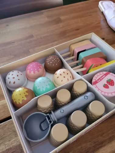 דוכן גלידה סימולציה מעץ ופלסטיק – משחק חנות לילדים