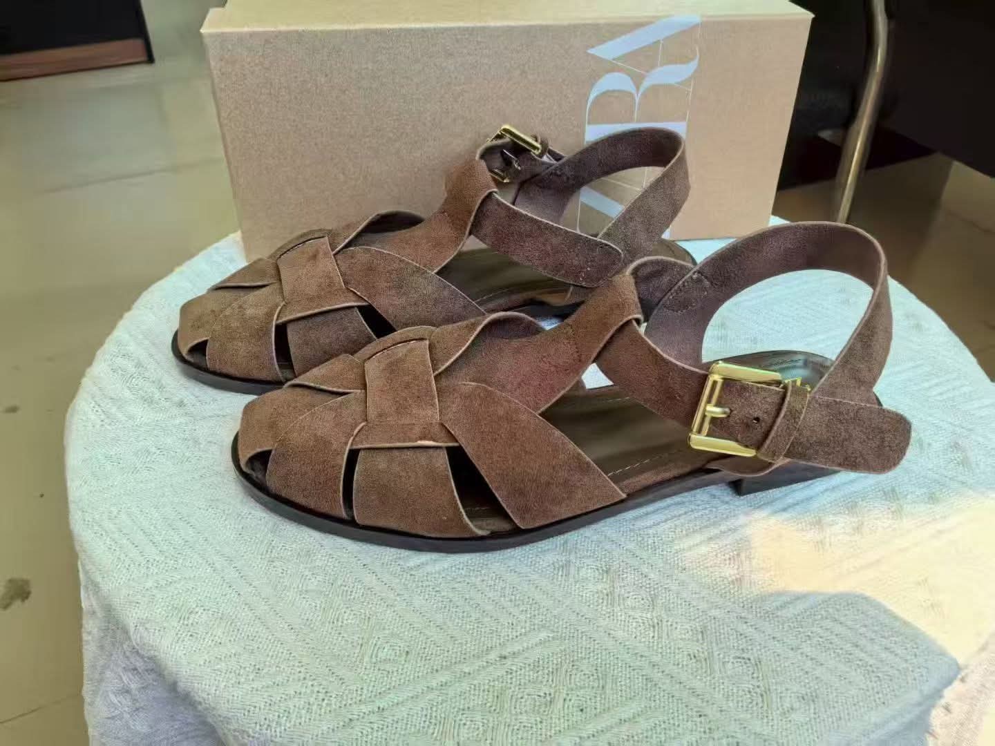 סנדלי נשים שטוחות דקיקות בעיצוב מודרני ZARA