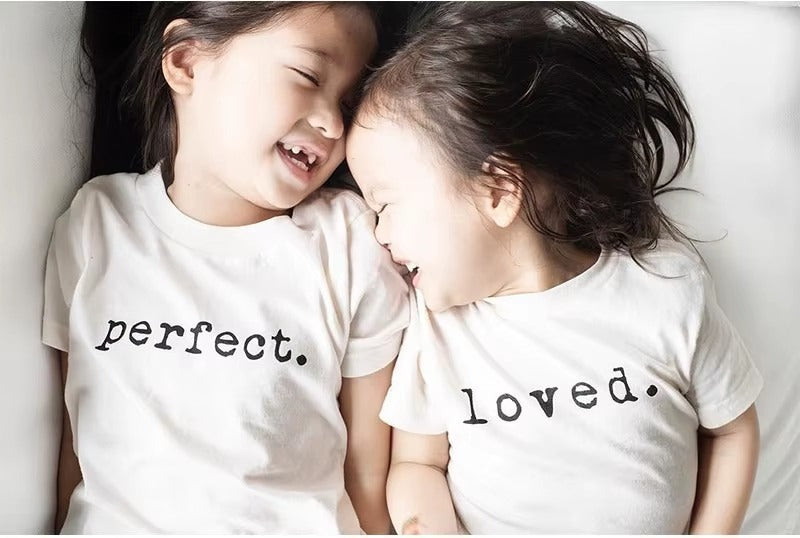 זמן קיץ 2025: חולצות כותנה עם כיתובים מושלמים לילדים בגיל 12 חודשים עד 6 שנים