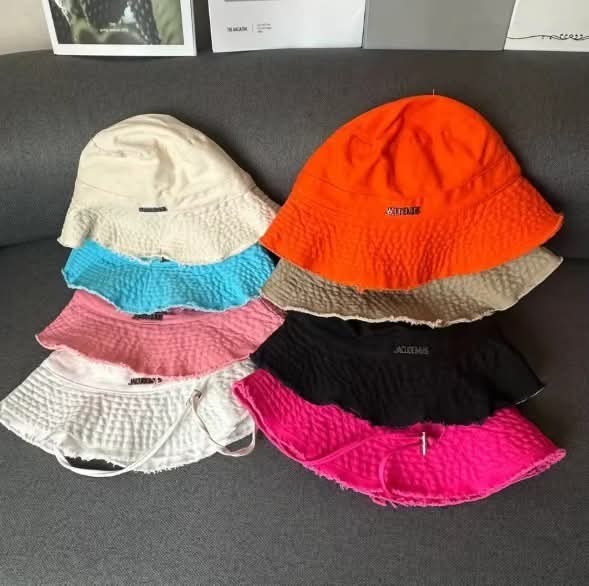 לינק בזק לזמן קיץ! כובעי Jacquemus מושלמים לנוער ומבוגרים – אל תפספסו!
