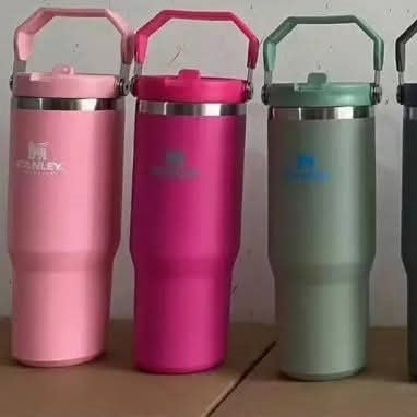 זמן לינק בזק: כוסות STANLEY 890ml עם לוגו רשמי וקש מובנה – הזמנה עכשיו!