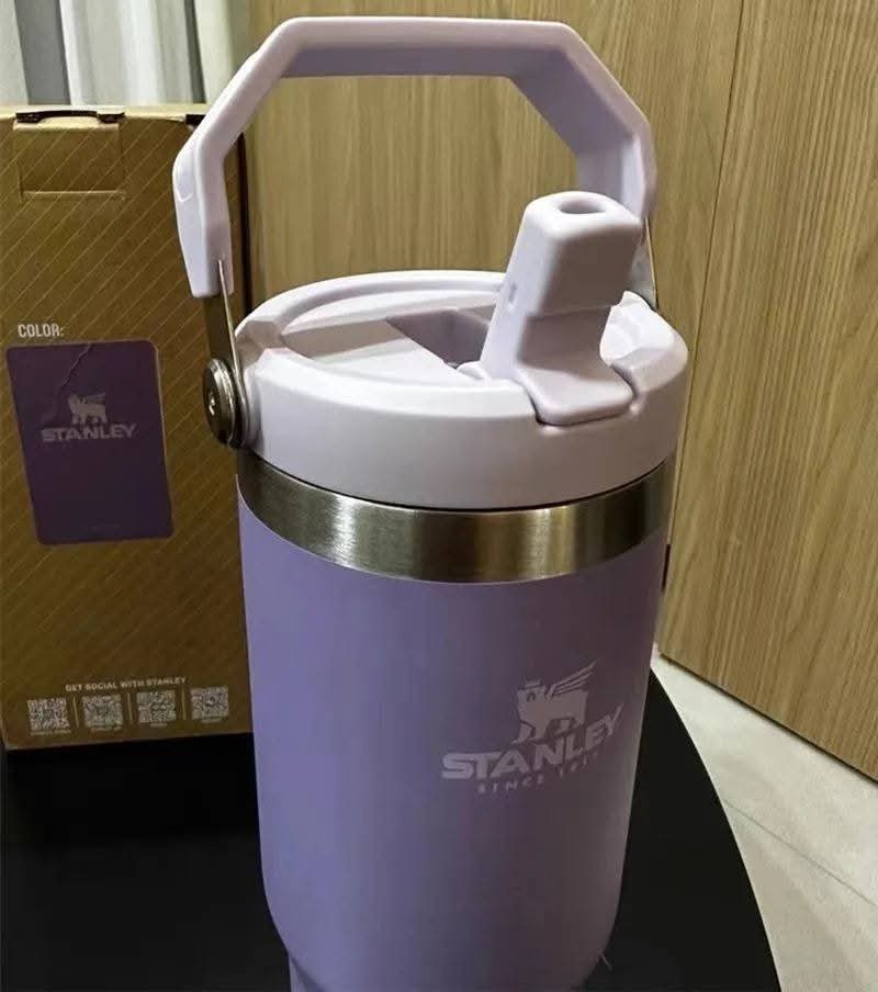 זמן לינק בזק: כוסות STANLEY 890ml עם לוגו רשמי וקש מובנה – הזמנה עכשיו!