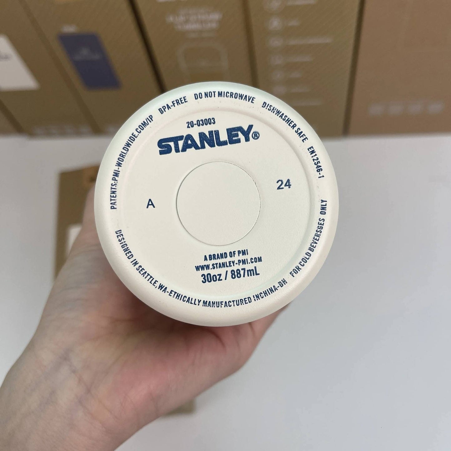זמן לינק בזק: כוסות STANLEY 890ml עם לוגו רשמי וקש מובנה – הזמנה עכשיו!