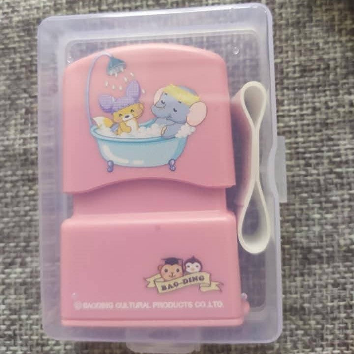 חוזרים ללימודים 2025 עם הדוד – חותמת שם + מדבקות לשמירה על כל הבגדים!