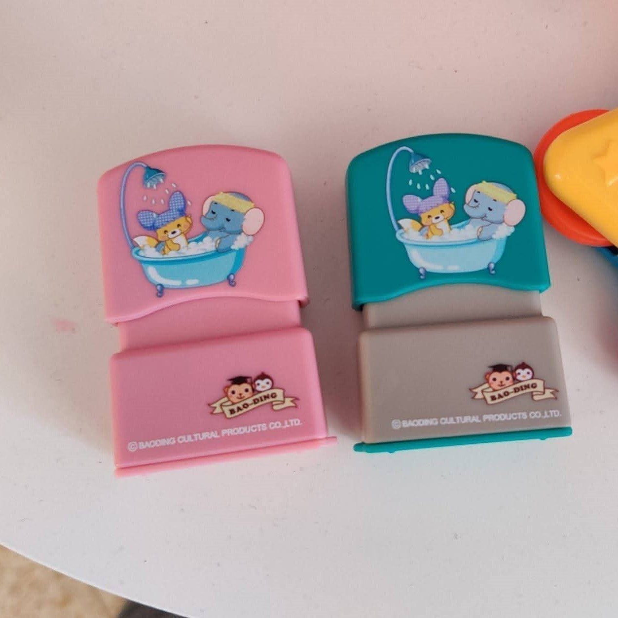 חוזרים ללימודים 2025 עם הדוד – חותמת שם + מדבקות לשמירה על כל הבגדים!