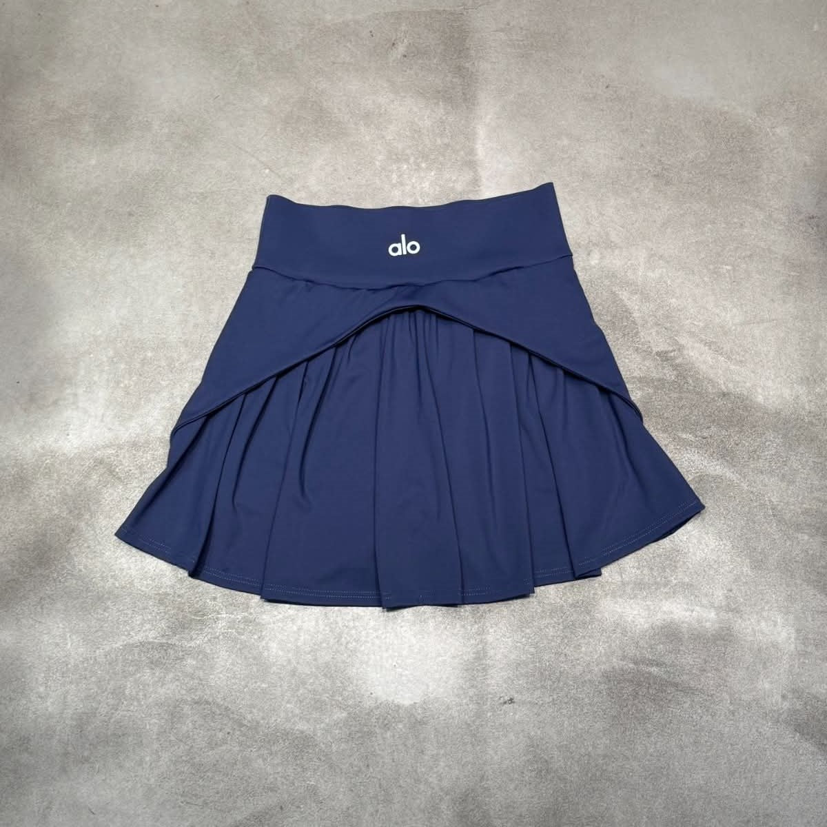 התחדשי עם חצאית ALO 2025 – משלוח מהיר ומעקב בזמן אמת דרך הצ'אט באתר!