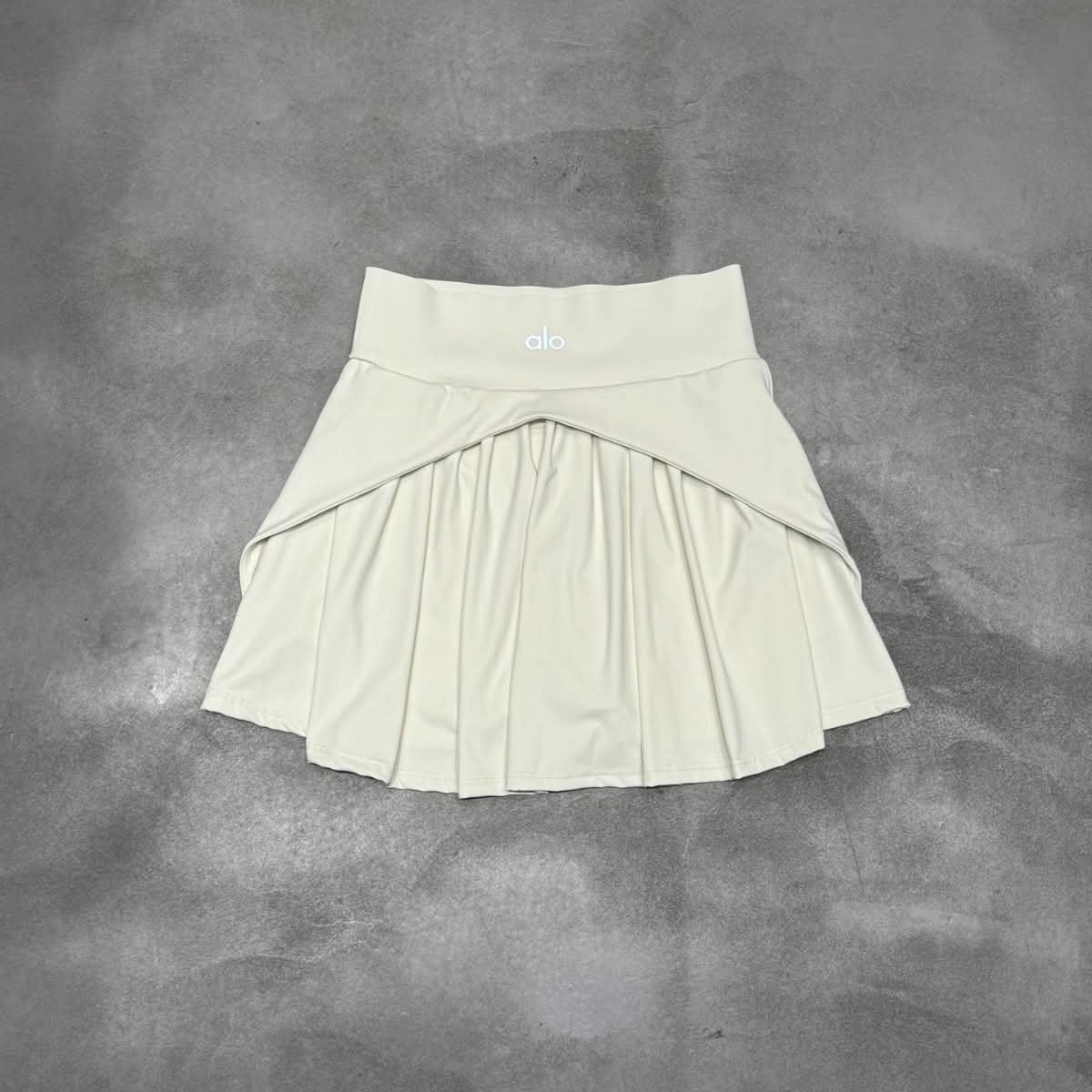 התחדשי עם חצאית ALO 2025 – משלוח מהיר ומעקב בזמן אמת דרך הצ'אט באתר!