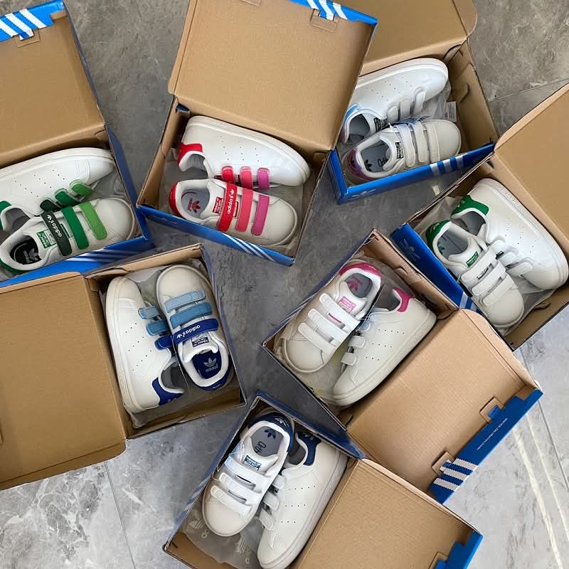 נעלי AD STAN SMITH לילדים וקטנטנים – אל תפספסו את המבצע המיוחד!