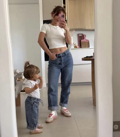 עיצוב פרחוני ייחודי בנעלי Adidas Li & Lo AD – סטייל ונוחות במידות רחבות