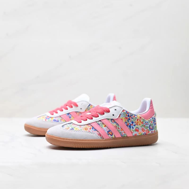 עיצוב פרחוני ייחודי בנעלי Adidas Li & Lo AD – סטייל ונוחות במידות רחבות