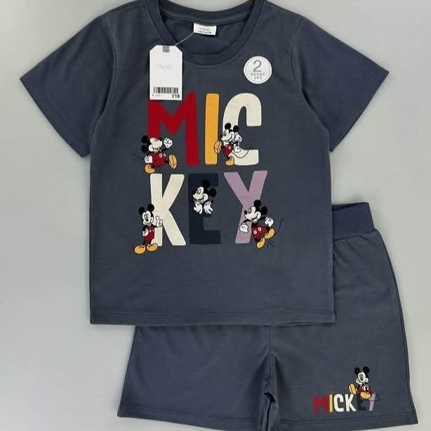 סט קיץ לילדות עם חולצה קצרה ומכנסיים קצרים עם הדפס אותיות
