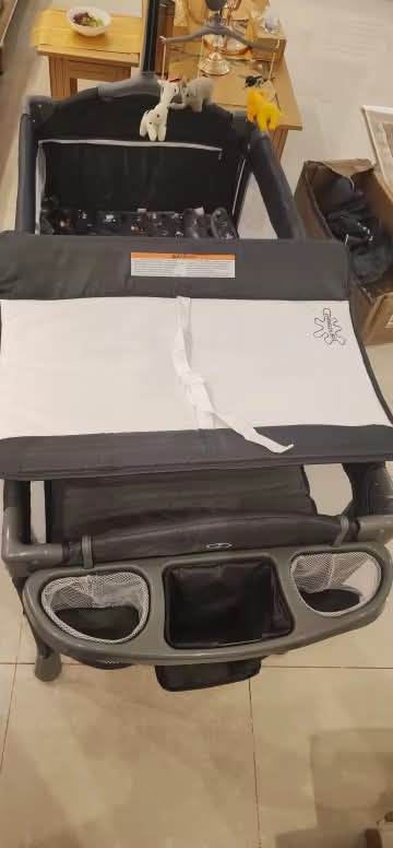 מיטת תינוק מתקפלת עם משטח החתלה ואחסון