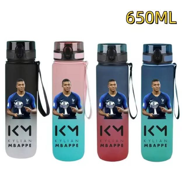 בקבוקי ספורט עם דמויות כדורגל מובילות