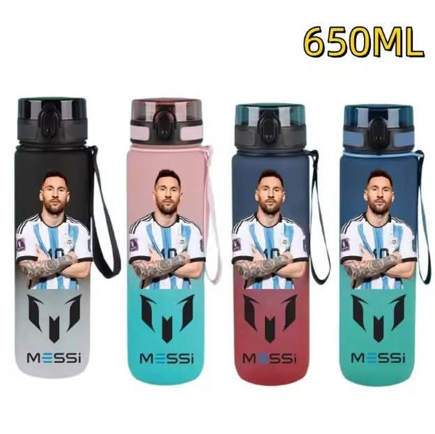 בקבוקי ספורט עם דמויות כדורגל מובילות