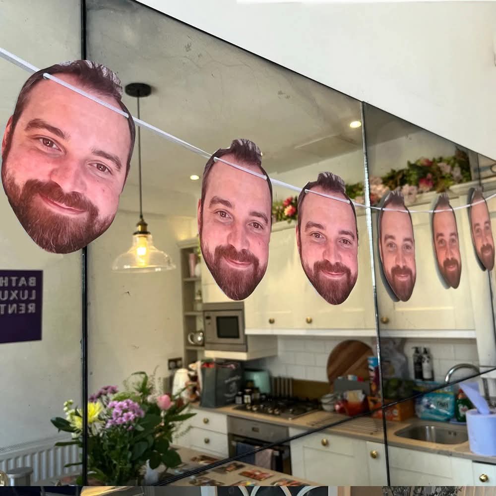 ערכת יום הולדת אישית עם אביזרי דקורציה, תוויות, מסכות ופריטי לבוש