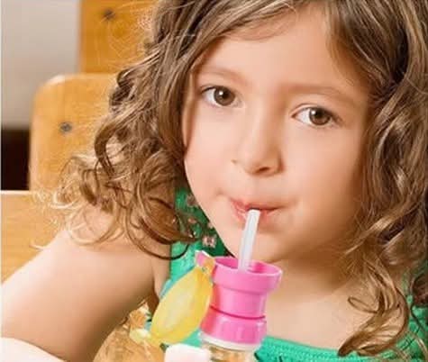 פקק קש סיליקון לילדים – פתרון מושלם לשתייה מבקבוק בקיץ