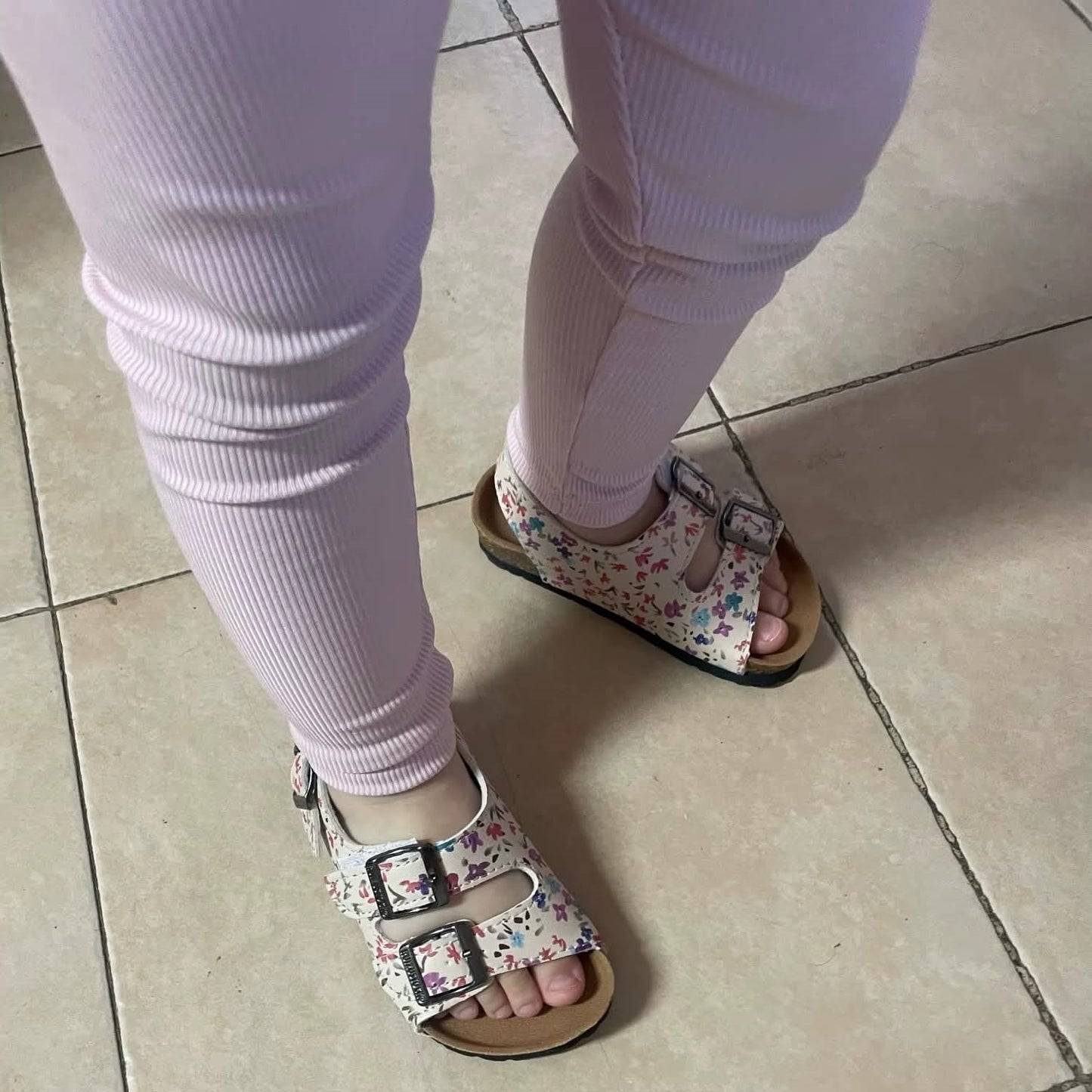 סנדלי קיץ עמידים ונוחים בסגנון בירקנשטוק – קולקציה חדשה 2025