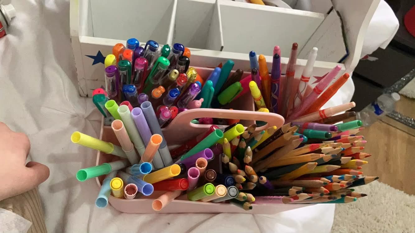ארגונית טושים וכלי כתיבה לחזרה ללימודים