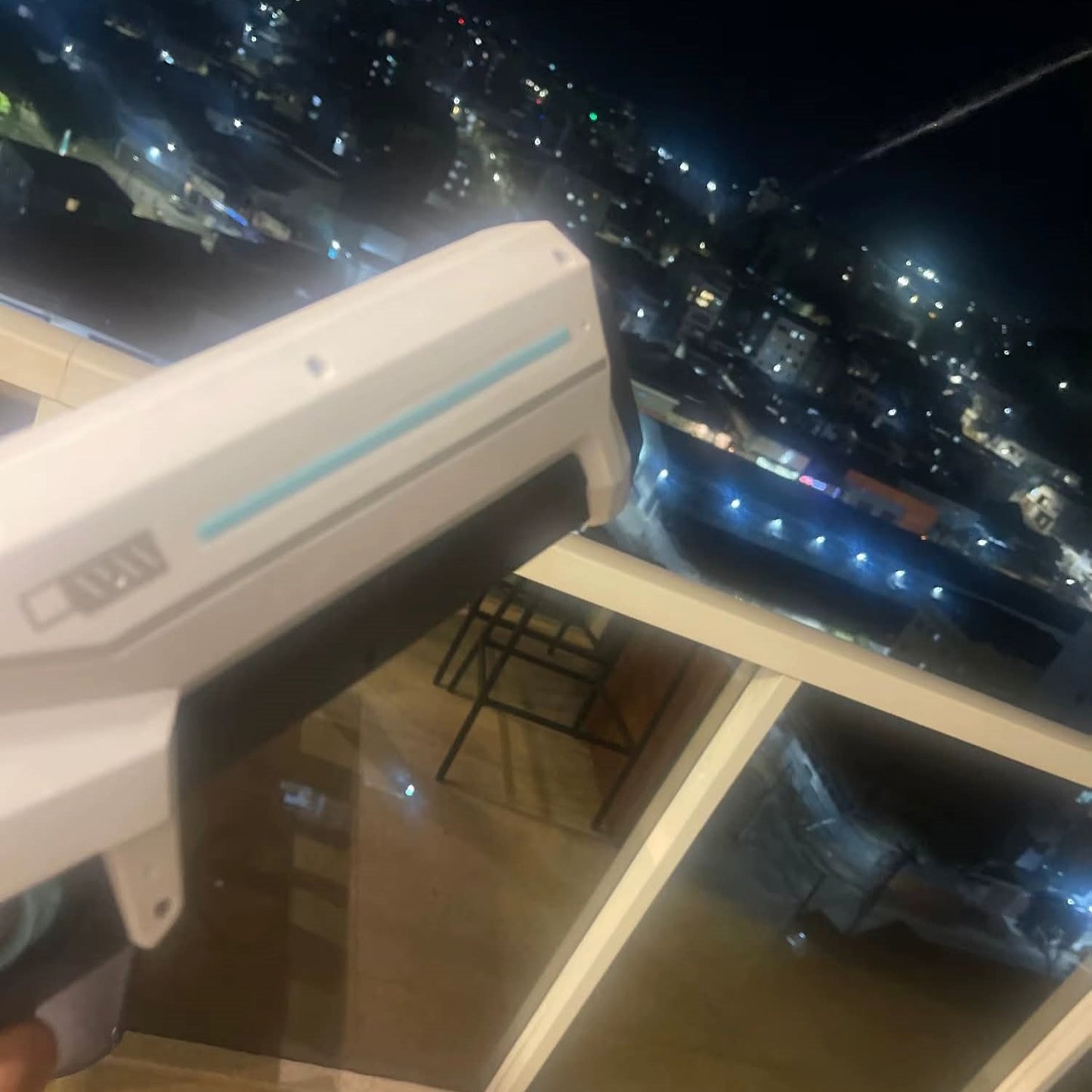 אקדח מים חשמלי למקלחת ולמשחקי קיץ – לבן/כחול